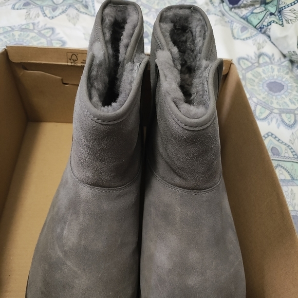 UGG Boots - Picture 2 of 7